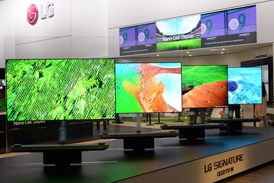 Sự linh hoạt của màn hình OLED cho phép tạo ra những chiếc TV với kiểu dáng độc đáo, chẳng hạn kiểu dán tường như chiếc Signature W.