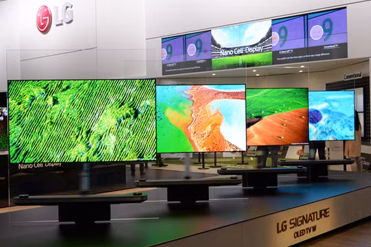 Sự linh hoạt của màn hình OLED cho phép tạo ra những chiếc TV với kiểu dáng độc đáo, chẳng hạn kiểu dán tường như chiếc Signature W.