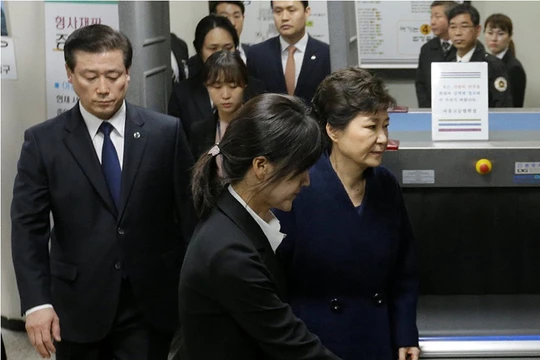 Cựu tổng thống Hàn Quốc Park Geun-hye rời khỏi Tòa án Quận Trung tâm Seoul vào tối 30.3. Ảnh REUTERS