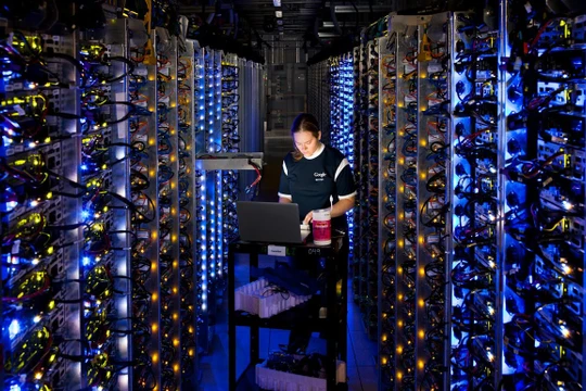 Trung tâm dữ liệu của hãng Google đặt tại The Dalles, tiểu bang Oregon, xử lý hàng trăm triệu lệnh tìm kiếm mỗi ngày trên mạng Internet. Ảnh AFP