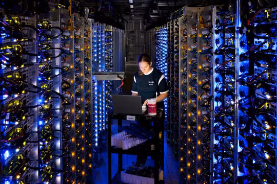 Trung tâm dữ liệu của hãng Google đặt tại The Dalles, tiểu bang Oregon, xử lý hàng trăm triệu lệnh tìm kiếm mỗi ngày trên mạng Internet. Ảnh AFP