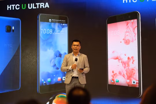  Giám đốc HTC Việt Nam giới thiệu bộ đôi HTC U tại buổi ra mắt.