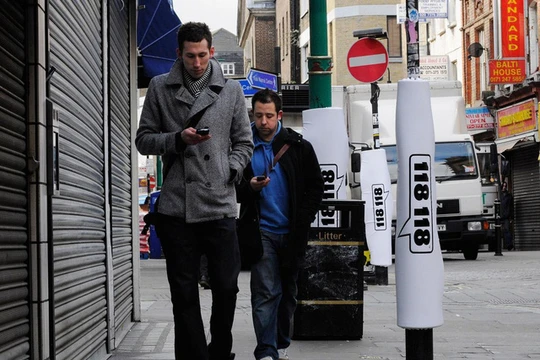 Vừa đi đường vừa nhắn tin hay dán mắt vào điện thoại có nguy cơ gây thương tích cho bản thân và những người khác - Ảnh: GETTY IMAGES