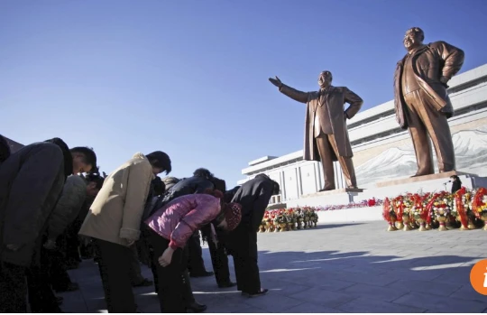 Người dân đến đặt lẵng hoa tại tượng đài lãnh tụ để kỷ niệm 85 năm ngày thành lập quân đội