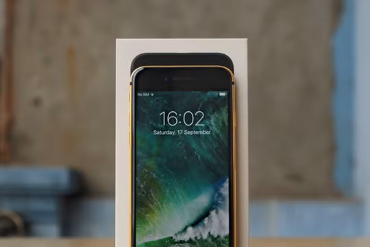 iPhone 7 mạ vàng dung lượng 32GB có giá bán từ 35 triệu đồng.