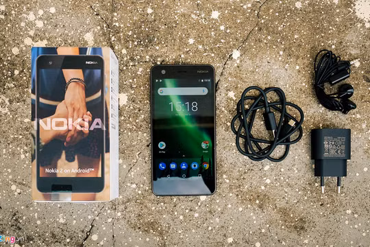 Hộp đựng Nokia 2 có hình ảnh quen thuộc, với hai bàn tay nắm lấy nhau theo tinh thần slogan "Connecting people". Phụ kiện đi kèm khá cơ bản, gồm cáp sạc và tai nghe.