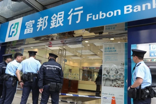 Cảnh sát Hong Kong điều tra vụ cướp ngân hàng Fubon tại Tsim Sha Tsui xảy ra vào tháng 12/2016. Việc ứng dụng công nghệ nhận diện qua giọng nói chắc sẽ giúp quá trình phá án nhanh hơn. Ảnh Nora Tam. 