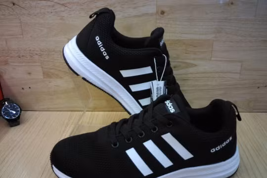 Giày thể thao Adidas