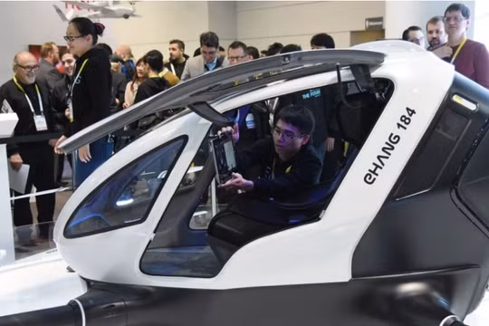 Chiếc Drone EHang 184 được giới thiệu tại Hội chợ Đồ điện tử Las Vegas năm 2016. Ảnh: Ethan Miller/Getty Image/AFP