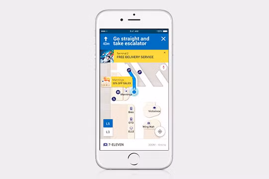 Màn hình điện thoại thông minh hướng dẫn hướng đi trong sân bay. Ảnh: South China Morning Post