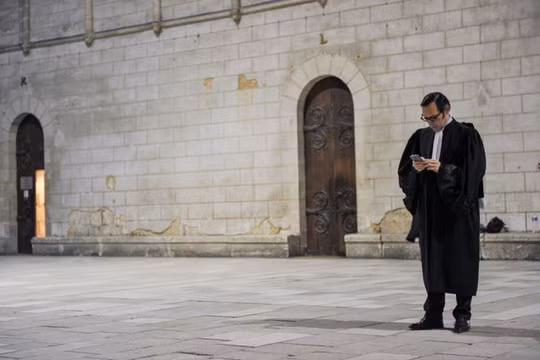 Ailira, phần mềm tư vấn pháp lý, tư vấn trực tuyến như một chatbot qua ứng dụng Facebook Messenge - Ảnh: GETTY