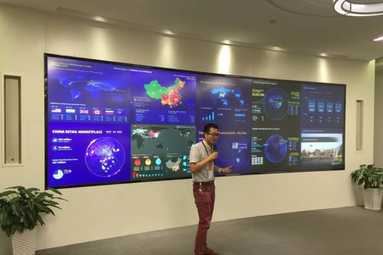 Bruce Qian, quản lý phát triển kinh doanh cấp cao của Alibaba, phân tích các xu hướng mới trong thương mại điện tử - Ảnh: GUNNAR LINDBERG ARNEBY/YEBO.IO