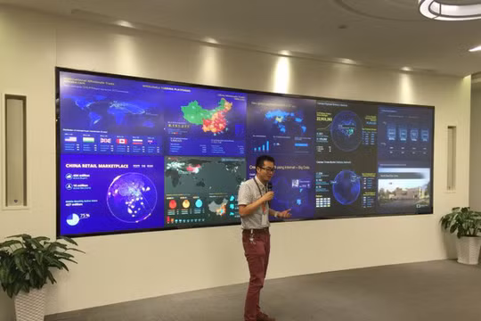 Bruce Qian, quản lý phát triển kinh doanh cấp cao của Alibaba, phân tích các xu hướng mới trong thương mại điện tử - Ảnh: GUNNAR LINDBERG ARNEBY/YEBO.IO