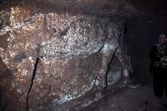 Bà Layla Salih, Trưởng phòng Đồ cổ của tỉnh Nineveh (thủ phủ là Mosul) đứng cạnh các hiện vật mới được phát hiện. Ảnh Aris Messinis/AFP/Getty Images