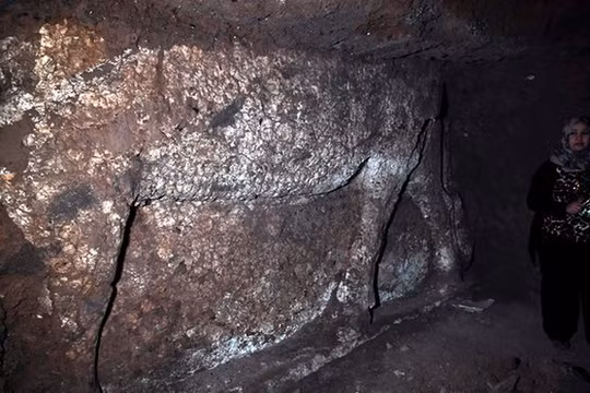 Bà Layla Salih, Trưởng phòng Đồ cổ của tỉnh Nineveh (thủ phủ là Mosul) đứng cạnh các hiện vật mới được phát hiện. Ảnh Aris Messinis/AFP/Getty Images