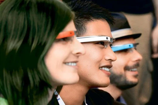 Các sếp tại Microsoft đặt niềm tin vào kính thông minh sẽ khai tử smartphone ẢNH: AFP