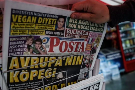 Một tờ báo Thổ Nhĩ Kỳ đã gọi người Hà Lan là "chó" của châu Âu. Ảnh BBC
