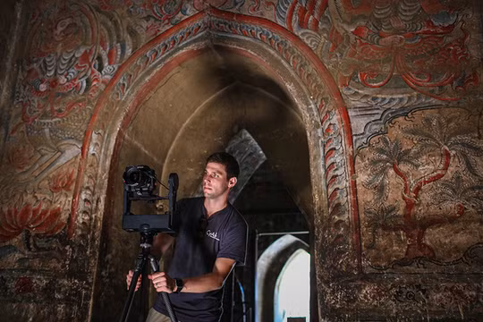 Một nhân viên của CyArk đang dữ liệu hóa các bức tranh tường tinh xảo ở tu viện Ananda okkyaung ở Bagan, Myanmar. Ảnh: Twitter.com