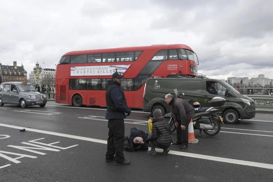 Hình ảnh người bị thương trên cầu Westminster