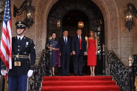 Hai nhà lãnh đạo cùng hai đệ nhất phu nhân chụp ảnh chung. Ảnh Reuters