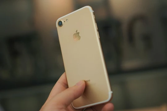 Phone 7 qua sử dụng có ngoại hình đẹp, nhiều máy chỉ sạc 1-2 lần, giá bán hiện ở mức 13,5 triệu đồng. Ảnh: Thành Duy.