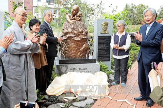 Lễ khánh thành bức tượng đồng “Xin lỗi Việt Nam” (Pieta Việt Nam) tại Trung tâm Hòa bình St. Francis trên đảo Jeju của Hàn Quốc. Ảnh: YONHAP/TTXVN