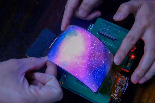 Nguyên mẫu màn hình uốn dẻo được phát triển bởi Doogee. ẢNH: EVAN BLASS