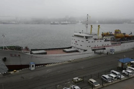 Tàu chở hàng hóa và hành khách “ManGyongBong” của Triều Tiên trên bến càng Vlaidivostok ngày 18/5