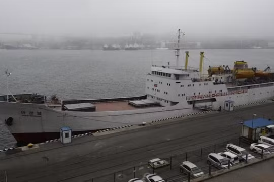 Tàu chở hàng hóa và hành khách “ManGyongBong” trên bến càng Vlaidivostok