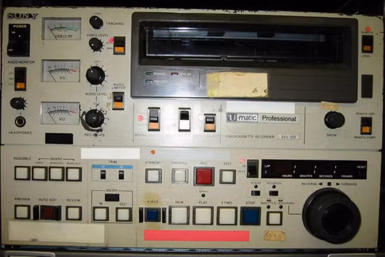 Sony U-matic - Cỗ máy tuyệt vời hái ra tiền cho Sony và các khách sạn thời kỳ hưng thịnh của dịch vụ xem phim người lớn trong khách sạn.
