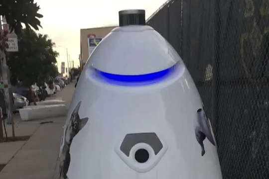 Robot K9 đang đi tuần tra