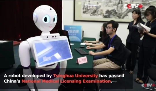 Xiao Yi đang trả lời hội đồng thi