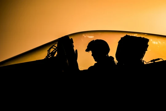 Một phi công làm động tác kiểm tra chuẩn bị bay trên chiếc F/A-18C Hornet trên tàu sân bay USS Dwight D. Eisenhower. Ảnh Flickr/U.S. Navy