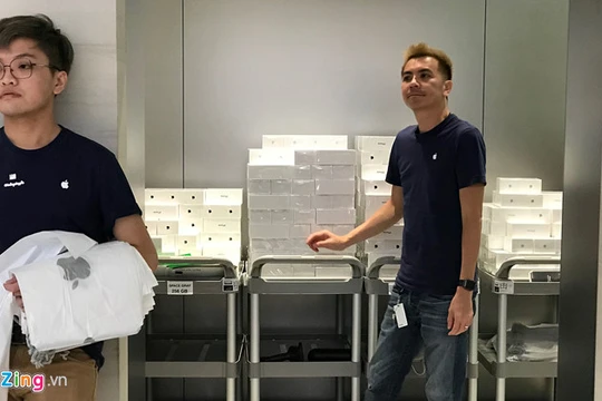 Hàng chục chiếc iPhone X vẫn còn trong kho của Apple Store để sẵn sàng cho ngày hôm sau. Ảnh: Duy Tín.