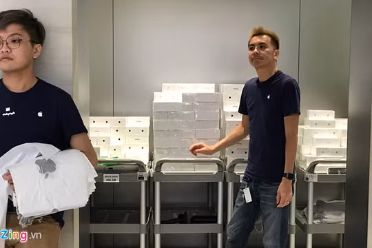 Hàng chục chiếc iPhone X vẫn còn trong kho của Apple Store để sẵn sàng cho ngày hôm sau. Ảnh: Duy Tín.