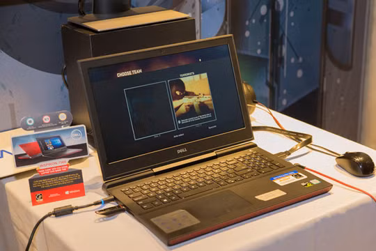 Mẫu máy Inspiron 7566 của Dell được trang bị thêm kết nối HDMI 2.0 có thể truyền hình ảnh đạt chuẩn 4K ẢNH: T.LUÂN