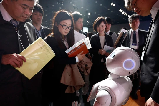 Người tham gia thích thú quan sát sản phẩm robot của SoftBank