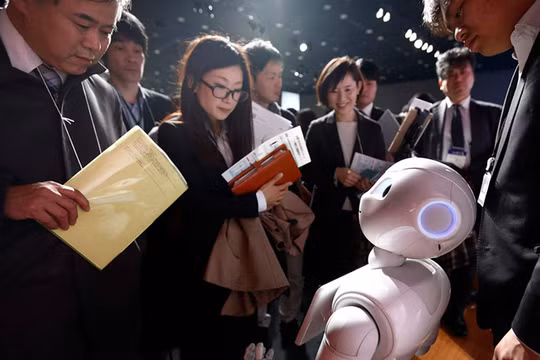 Người tham gia thích thú quan sát sản phẩm robot của SoftBank