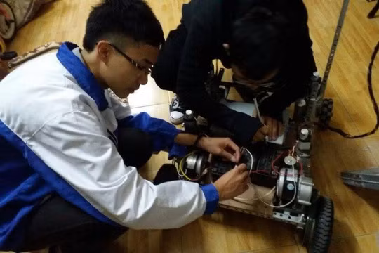 Hào và Huy lắp ráp mạch điện cho xe