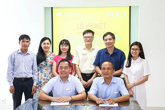 Ông Nguyễn Thành Nam, Hiệu trưởng FUNiX và GS.TSKH Hồ Đắc Lộc, Hiệu trưởng HUTECH ký kết thỏa thuận hợp tác đào tạo (Nguồn ảnh: hutech.edu.vn)