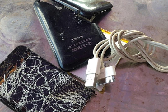 Em Lê Thị Xoan bị điện giật tử vong khi vừa sử dụng điện thoại di động vừa sạc pin Ảnh minh họa