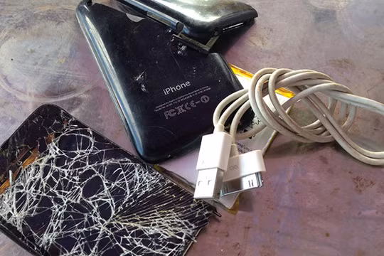 Em Lê Thị Xoan bị điện giật tử vong khi vừa sử dụng điện thoại di động vừa sạc pin Ảnh minh họa