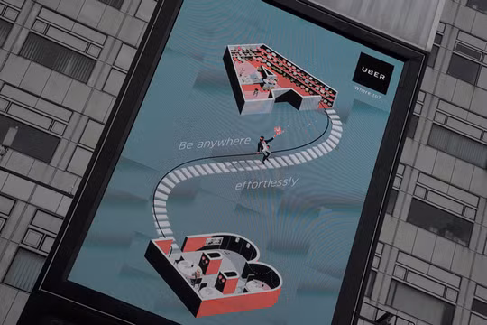 Một tấm biển quảng cáo điện tử của Uber ở London - Ảnh: REUTERS