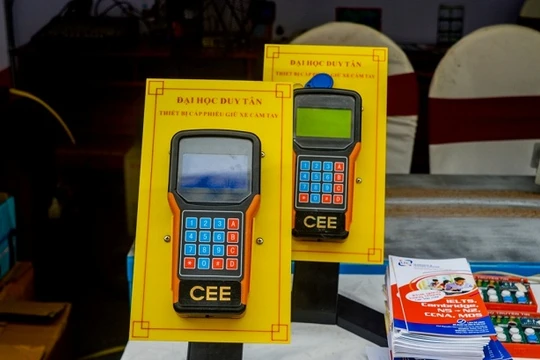 Thiết bị cấp phiếu giữ xe cầm tay do Ths. Đồng và các cộng sự chế tạo. Ảnh: Đoàn Lê