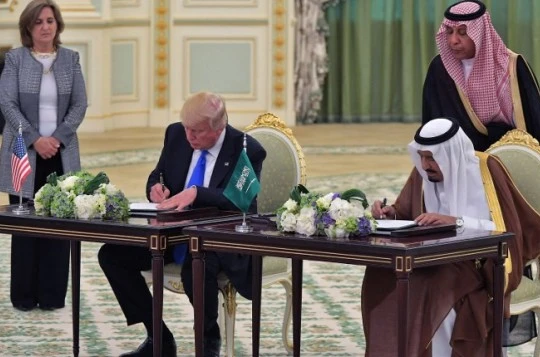 Tổng thống Mỹ Donald Trump (trái) và Quốc vương Saudi Arabia Salman bin Abdulaziz trong lễ ký tại Cung điện Hoàng gia Saudi ở Riyadh. Ảnh: AFP