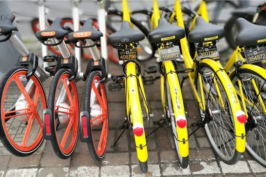 Hai màu xe đặc trưng và đối lập của Mobile và Ofo (màu cam và màu vàng tươi)