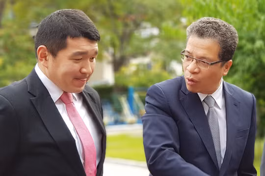 Đại sứ Đặng Minh Khôi (bìa phải) chia sẻ về niềm tin vào giới trẻ và CNTT trong việc phát triển đất nước. Ảnh: Thành Duy.