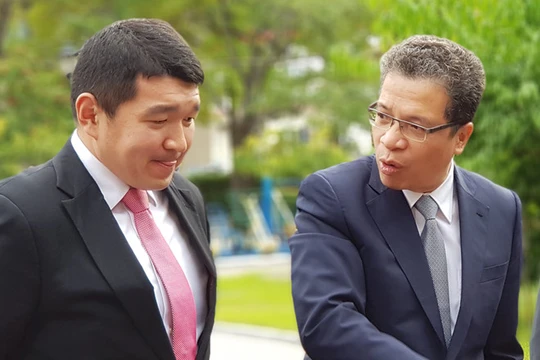 Đại sứ Đặng Minh Khôi (bìa phải) chia sẻ về niềm tin vào giới trẻ và CNTT trong việc phát triển đất nước. Ảnh: Thành Duy.