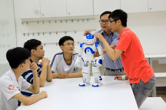 Một buổi học tại lớp học lập trình robot NAO - Ảnh: CLB cung cấp