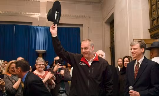 Các nhân viên chào đón ông Zinke